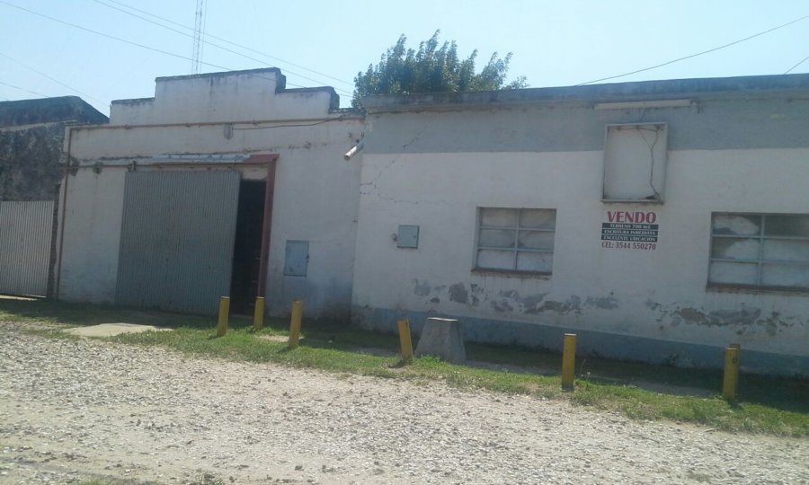 VENDO EXCELENTE TERRENO CON GALPONES CENTRICO EN UCACHA