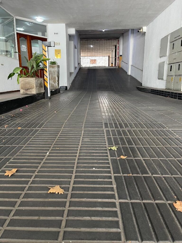 DUEÑO DIRECTO VENDE COCHERA CÉNTRICA EN RÍO CUARTO