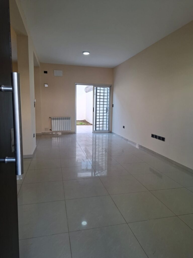 ALQUILO – DUPLEX DE CATEGORIA 3 DORMITORIOS – BARRIO: MIRADORES DE MANANTIALES II – Disponibilidad inmediata.